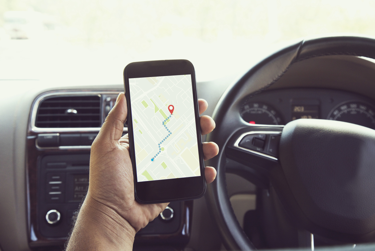 apps de carro: aplicativo GPS em celular do motorista