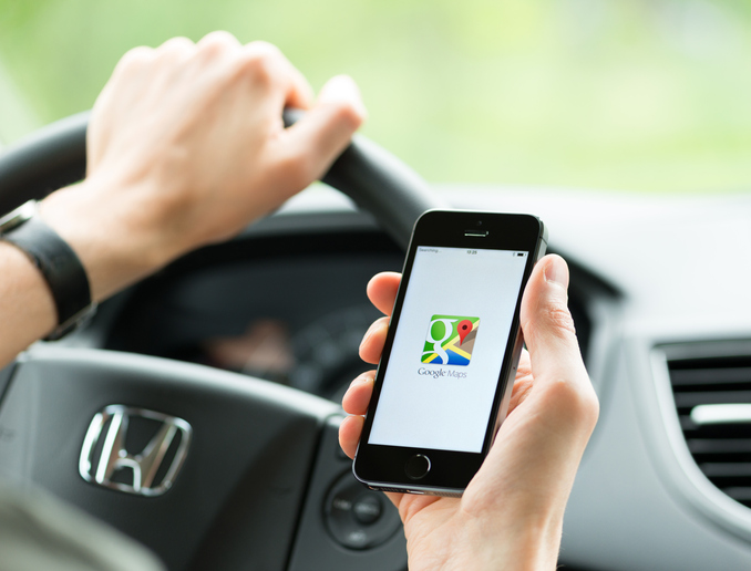 apps de carros: aplicativo google maps no celular do motorista