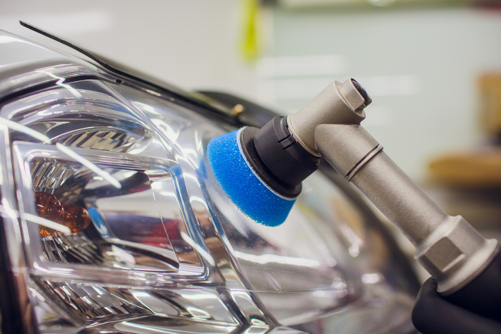 Mecânico faz polimento de farol com politriz