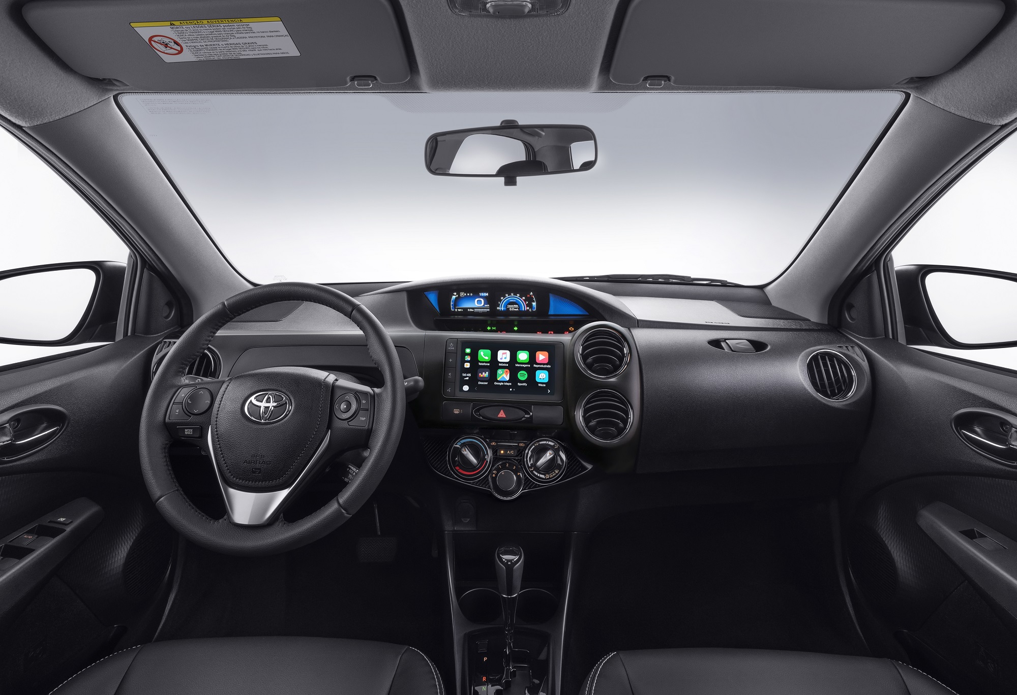Cabine do Toyota Etios 2021 ganha nova central multimídia e muda acabamento preto brilhante por parão fosco
