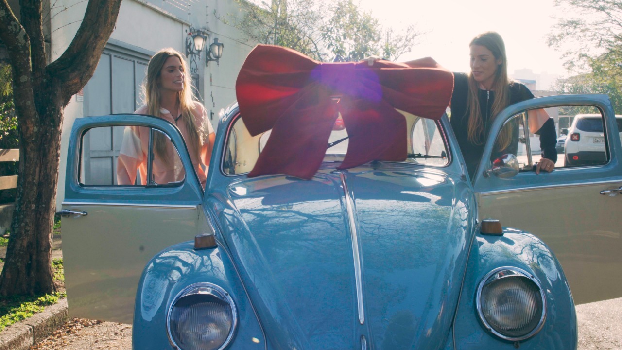 Bia e Branca Feres recebem o Volkswagen Fusca 1968 da Lokal Motors