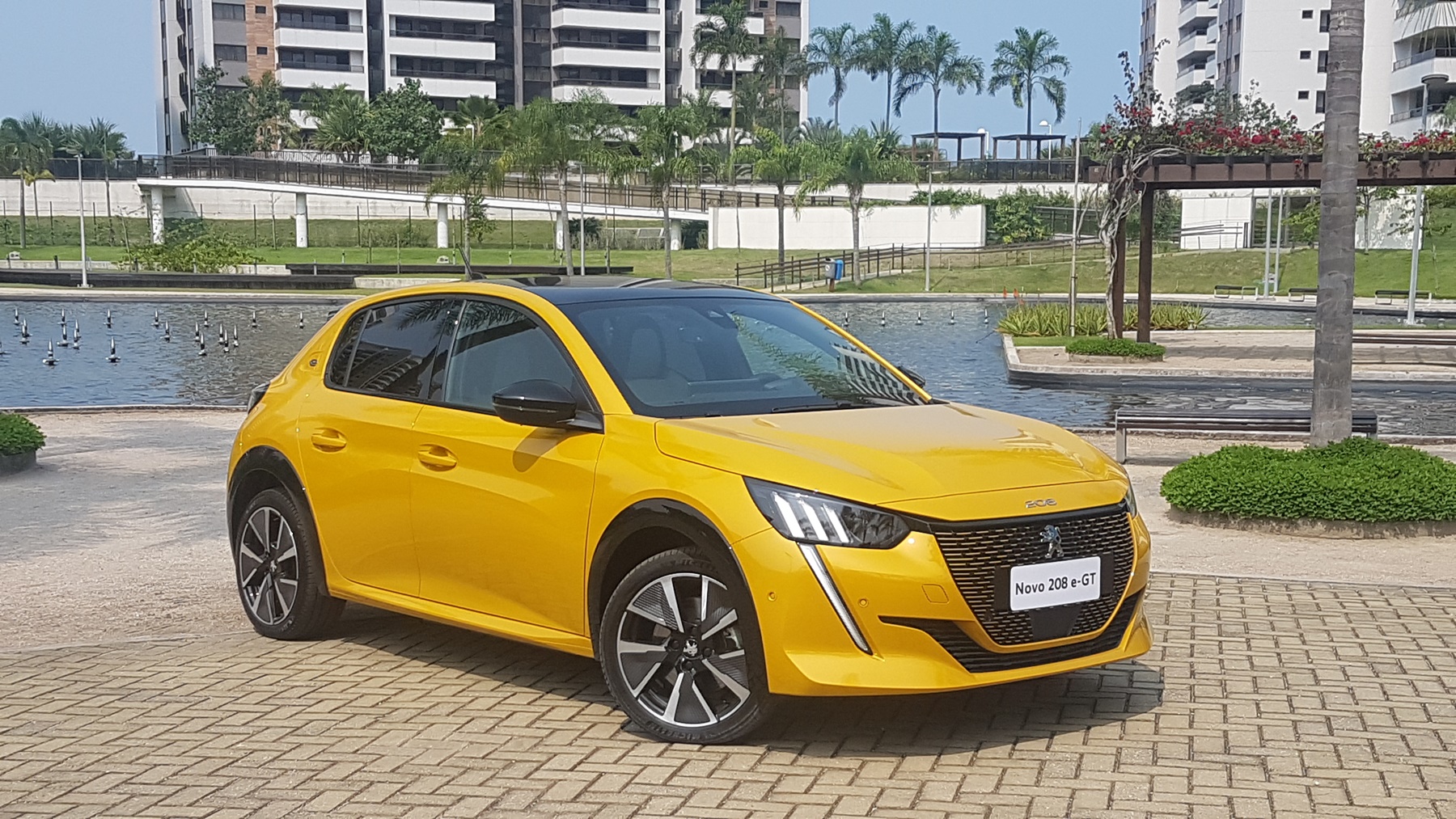 Peugeot 208 e-GT elétrico