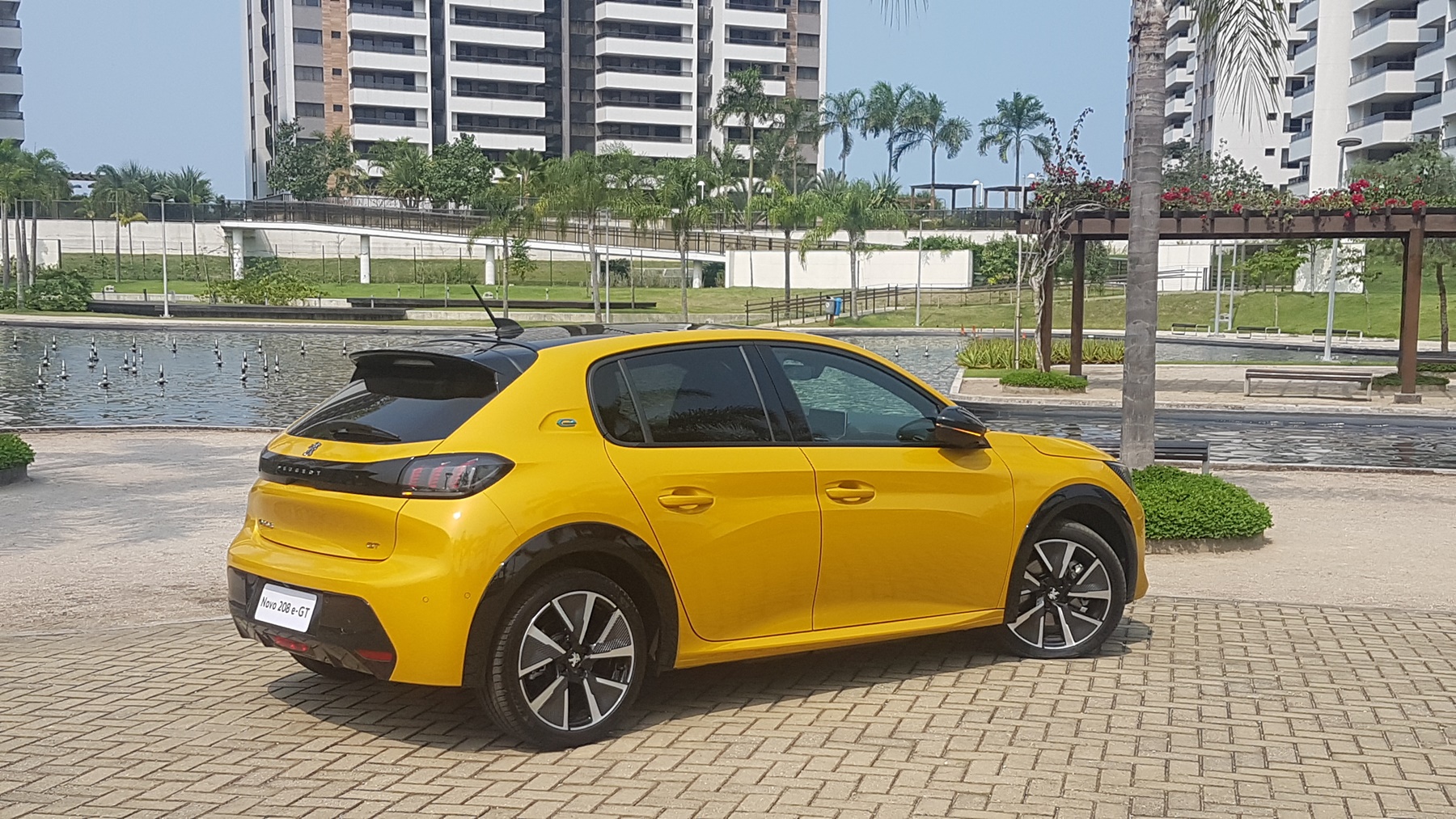 Peugeot 208 e-GT elétrico