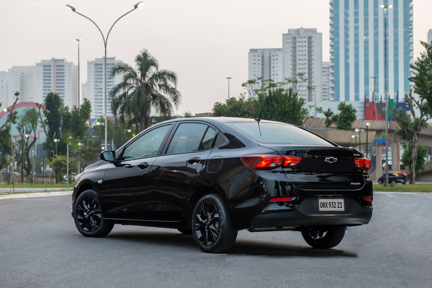 Chevrolet Onix Plus Midnight