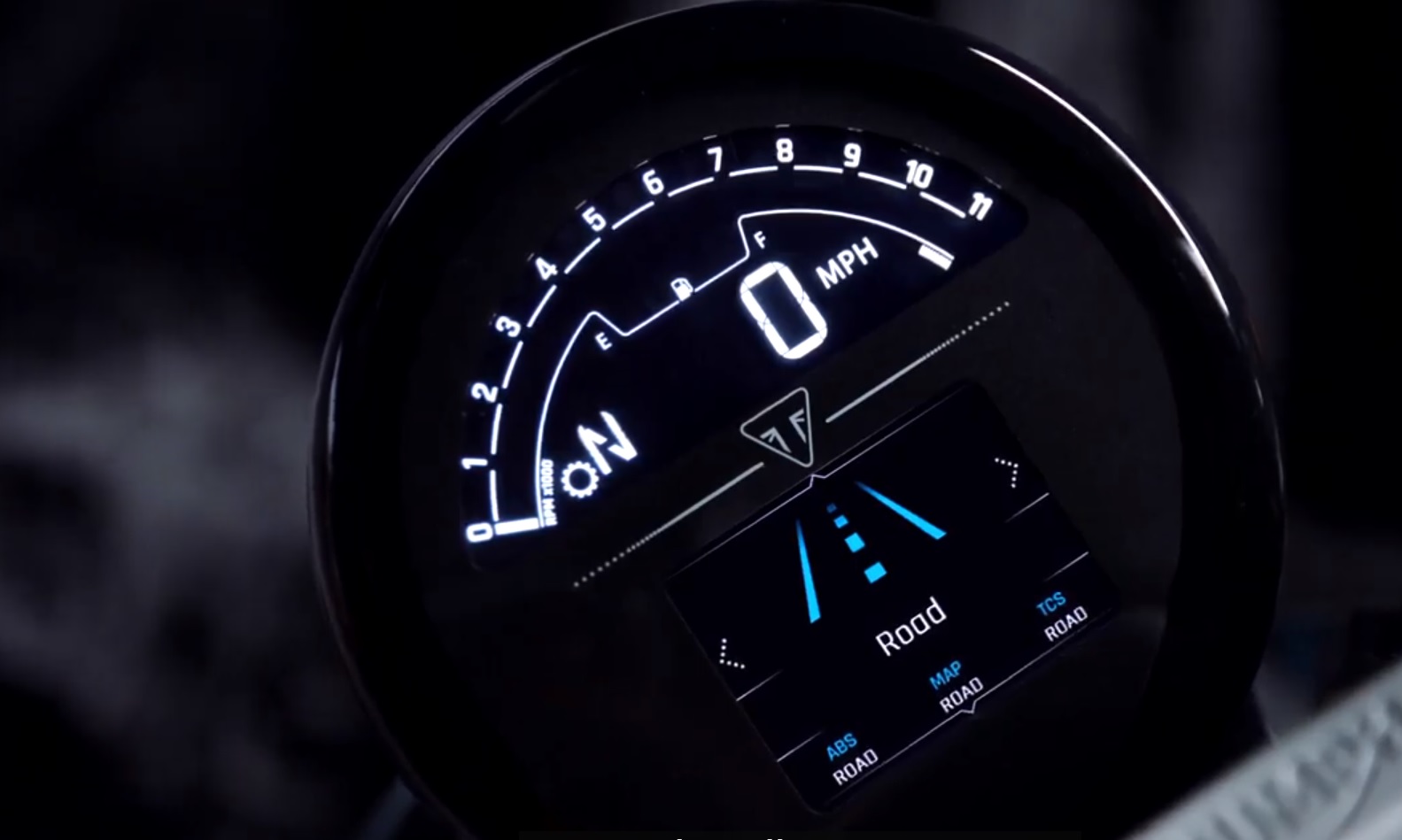 3. Triumph Trident Painel