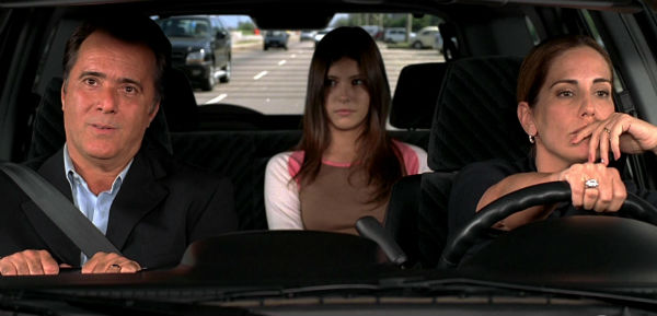 Glória Pires é Cláudio em quase todo o filme e dirige um Honda CR-V ao lado de Helena (Tony Ramos) e da filha