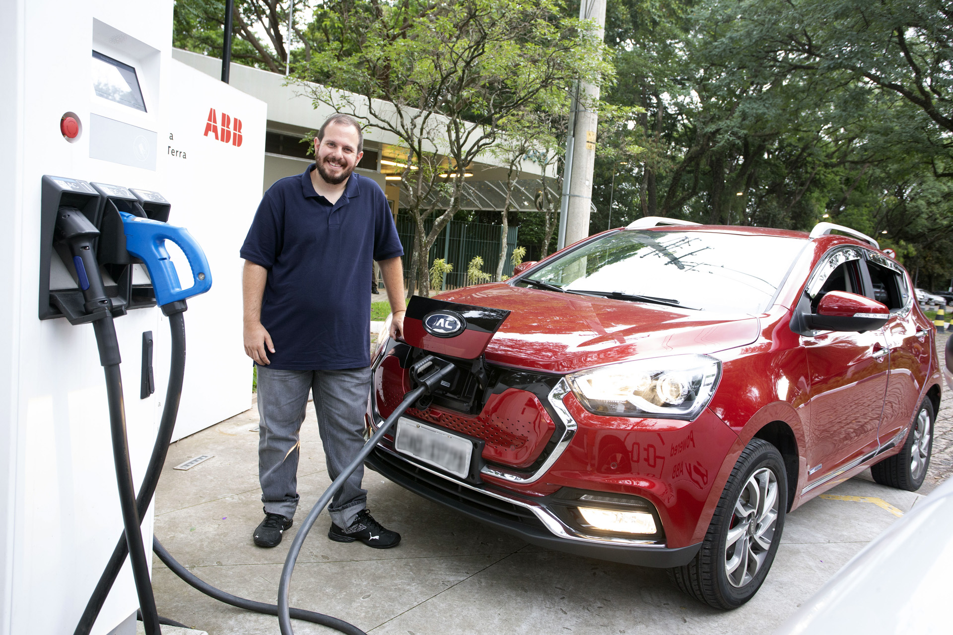 Thiago Garcia, do canal "Meu Carro Elétrico", e seu JAC iEV40