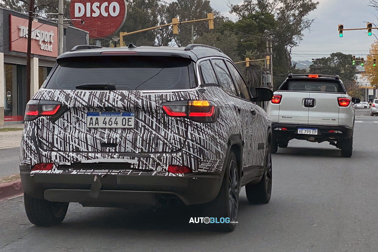 Flagra do Jeep Commander camuflado de Compass na Argentina