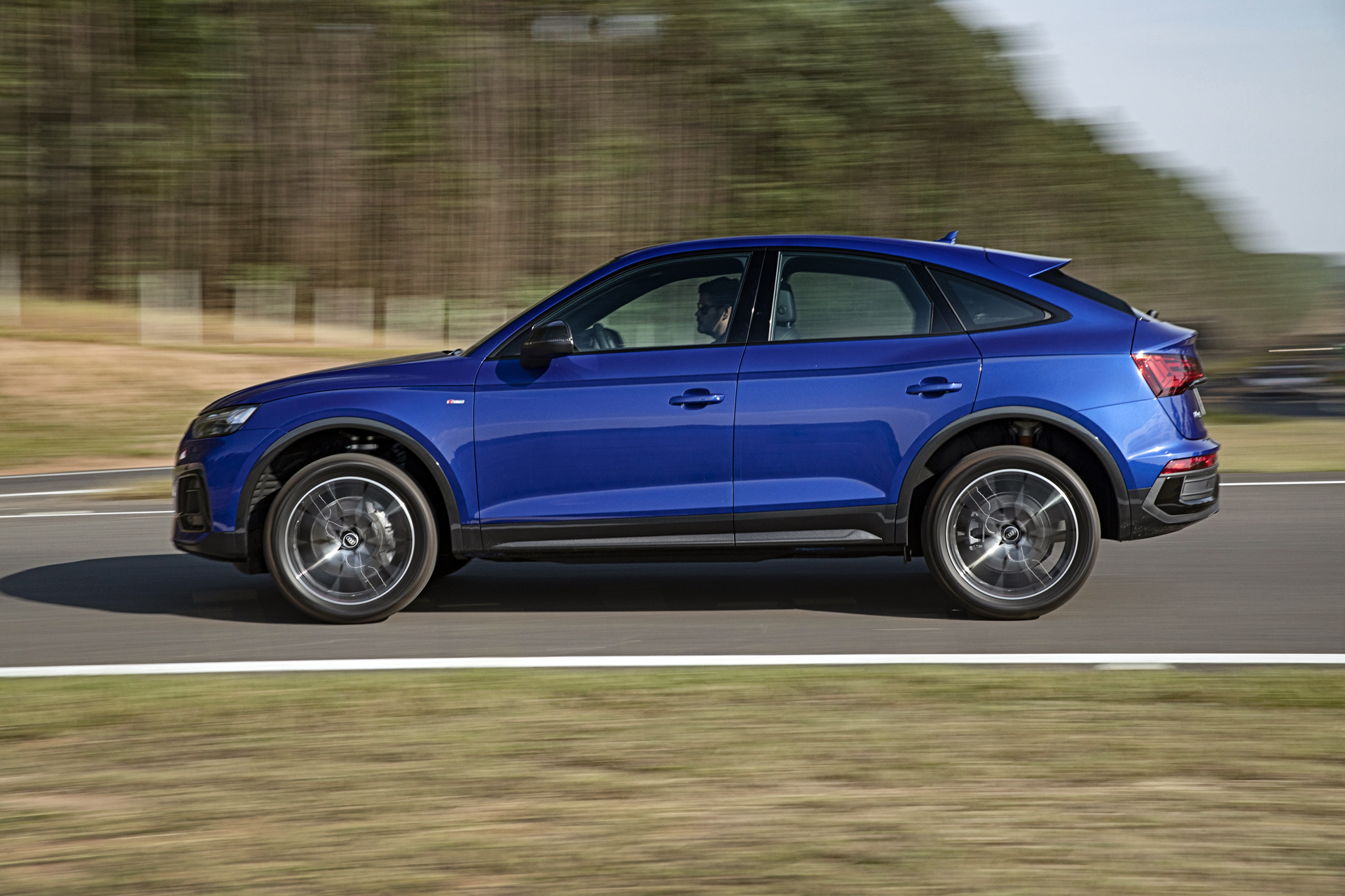  Caimento de teto atrapalha muito pouco o volume do porta-malas (10 litros menor)