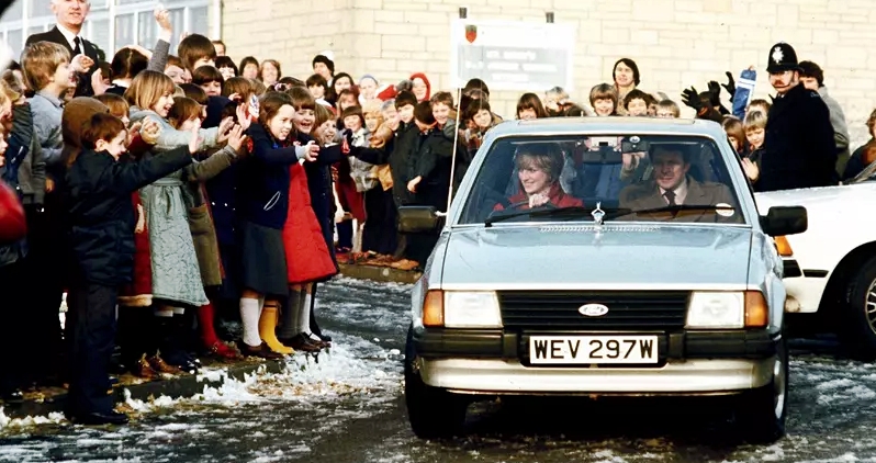 Princesa Diana dirigindo o Ford Escort pelas ruas de Londres