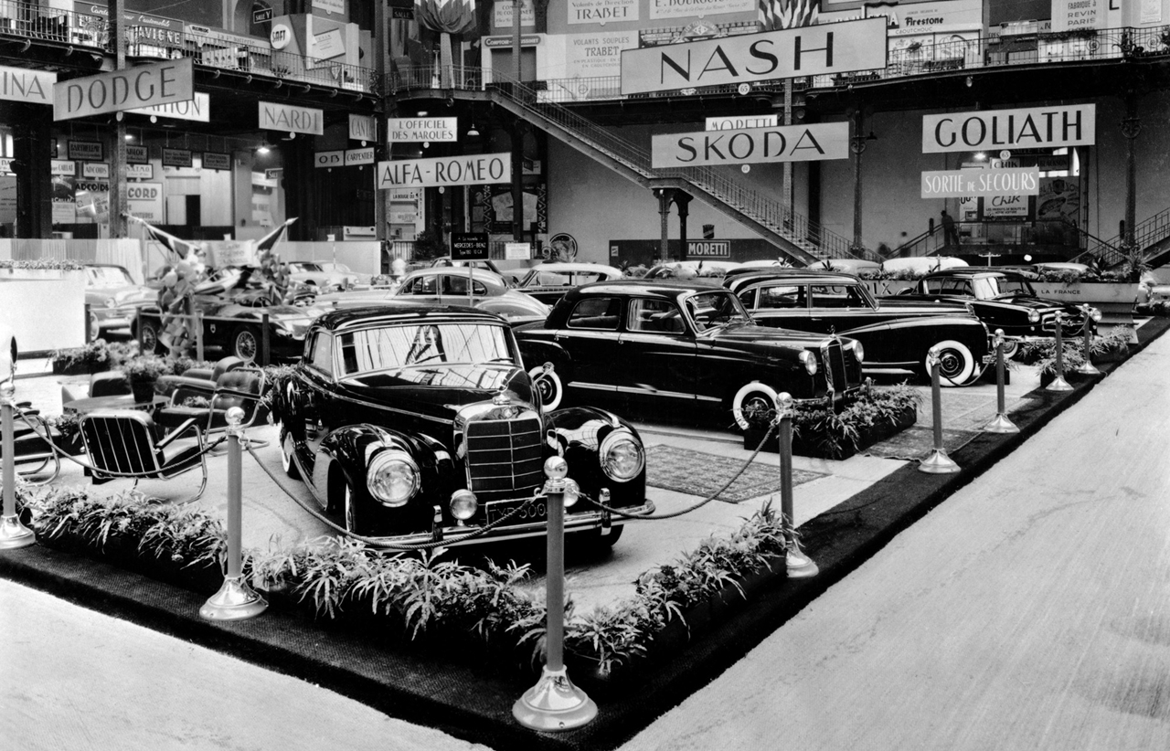 Carros da Mercedes-Benz expostos em uma edição do Salão de Paris nos anos 1950
