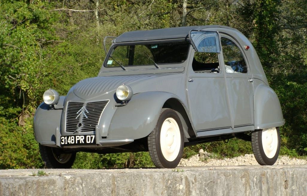Citroën 2CV estreou no Salão de Paris