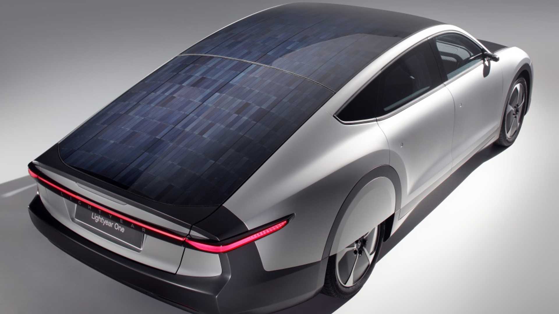 Painéis fotovoltaicos captam a luz solar para gerar energia extra à bateria do carro elétrico