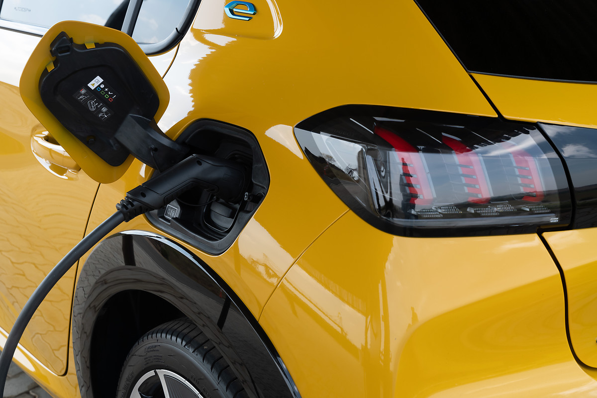 Peugeot E 208 Gt (6)