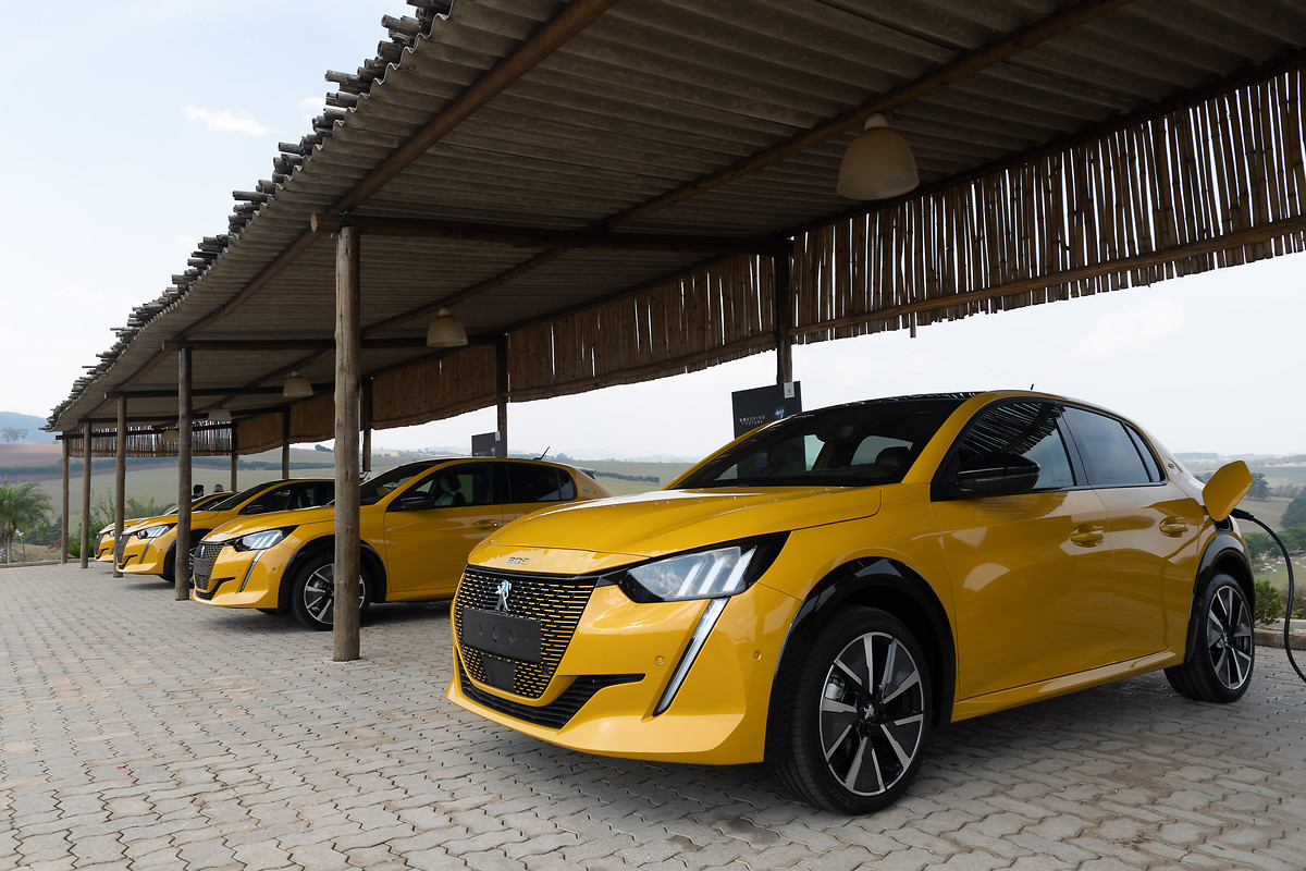 Peugeot E 208 Gt (7)