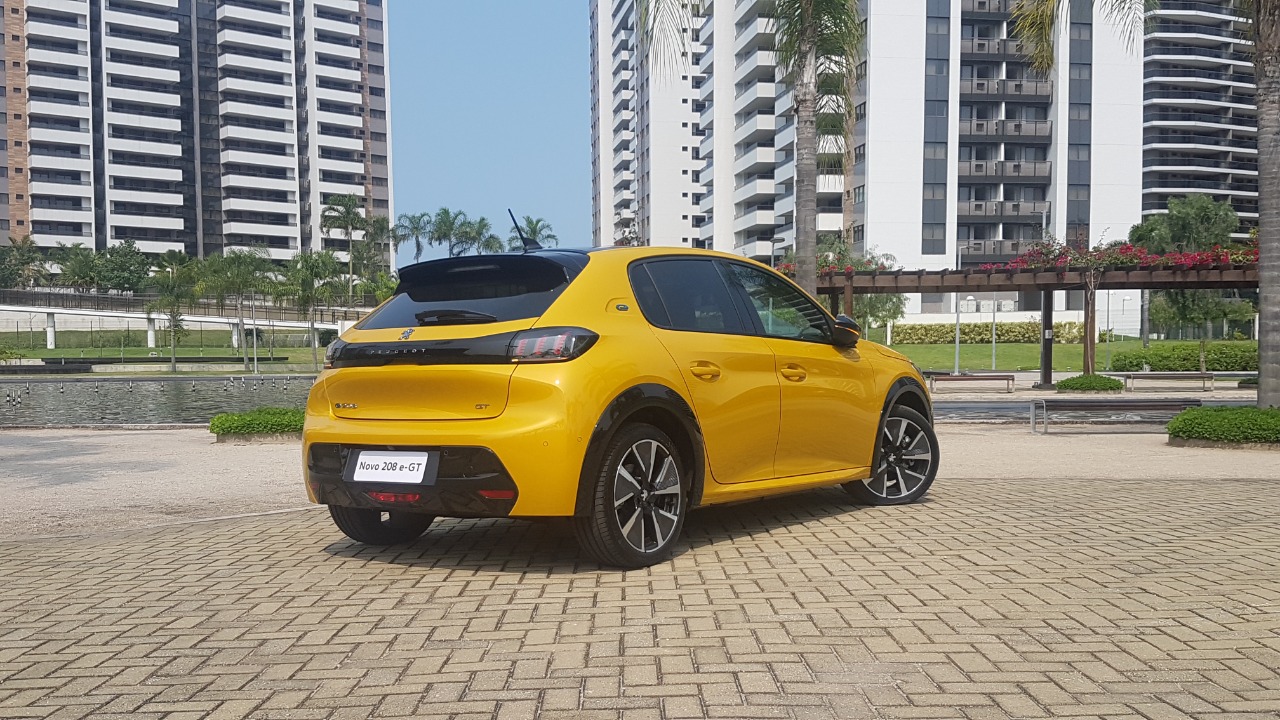 Peugeot E 208 Gt (2)