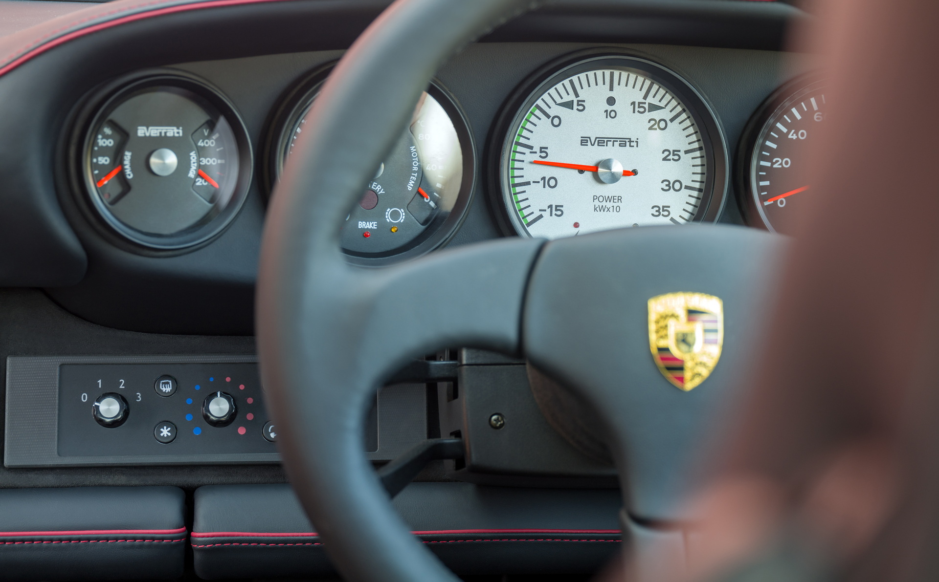 Conta-giros original foi substituído por indicador de potência do motor elétrico