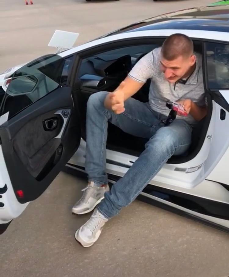 Nikola Jokic Lamborghini Huracan Denver Nuggets estrelas NBA