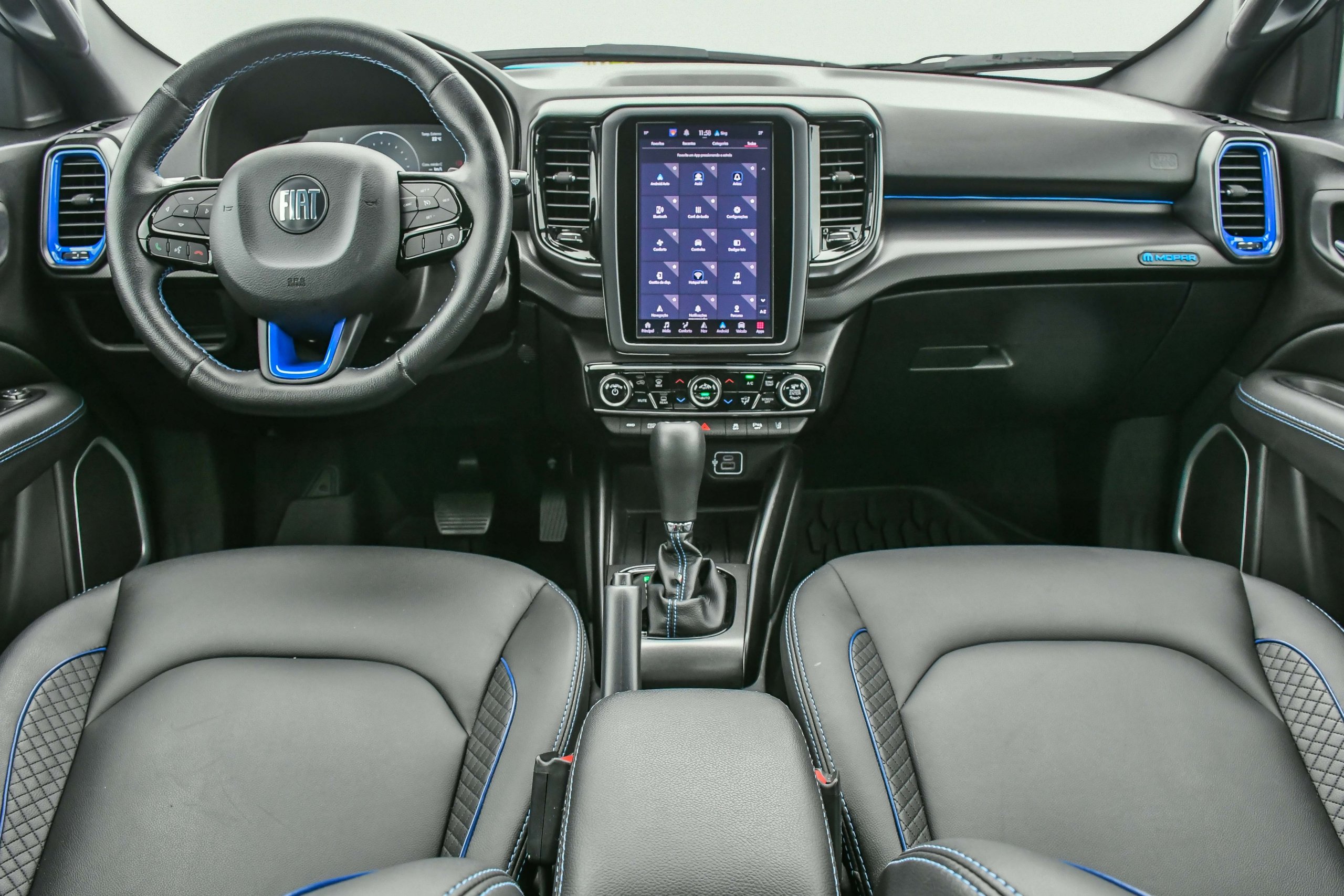  O interior da Fiat Toro Ultra preparada pela Mopar tem detalhes em azul e tela da central multimídia com 12,3 polegadas