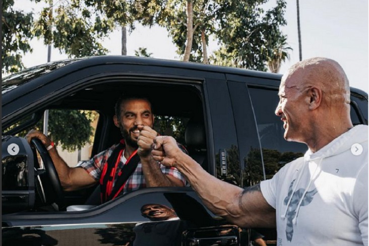 Dwayne Johnson Presente Fa Ford F 150 Raptor 732x488