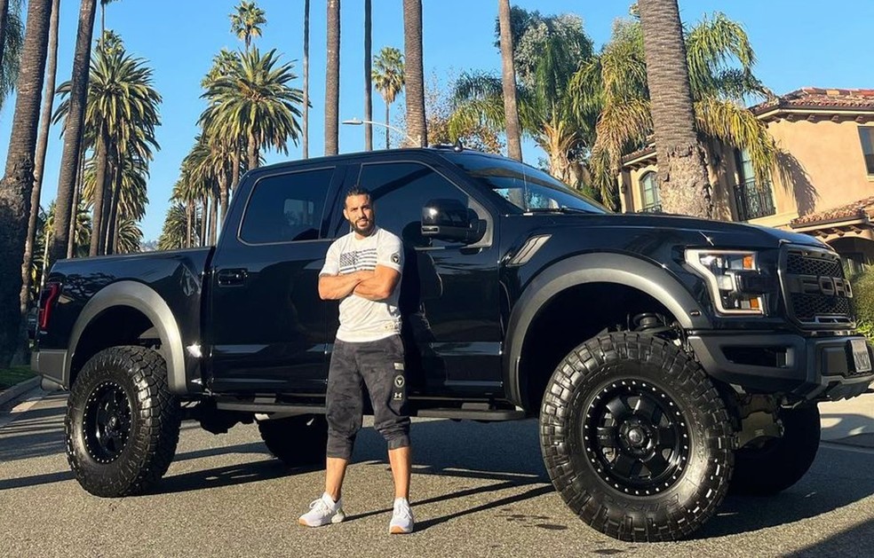 The Rock presenteia seu dublê há 17 anos com carro