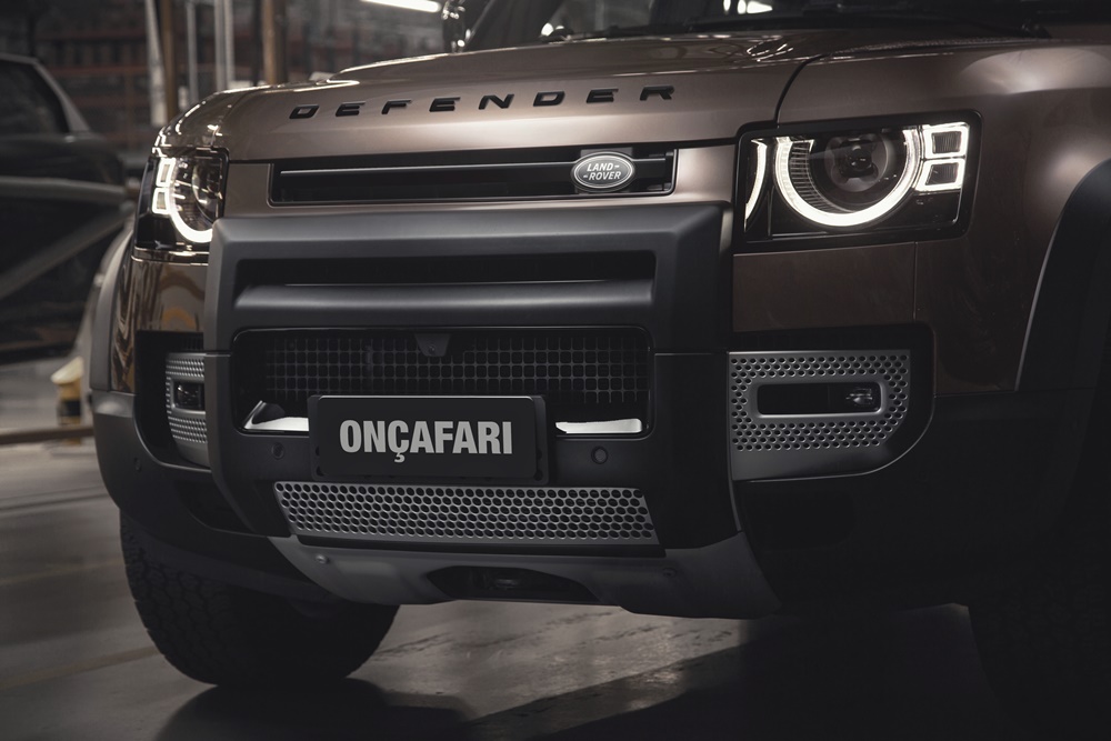 Land Rover Defender 110 Onçafari 2022 Visão Frontal Com Foco No Para Choque (2) (1)