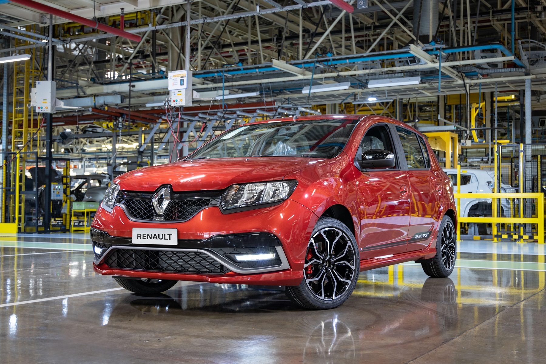 Entre os hatches apimentados que marcaram época está o Renault Sandero RS