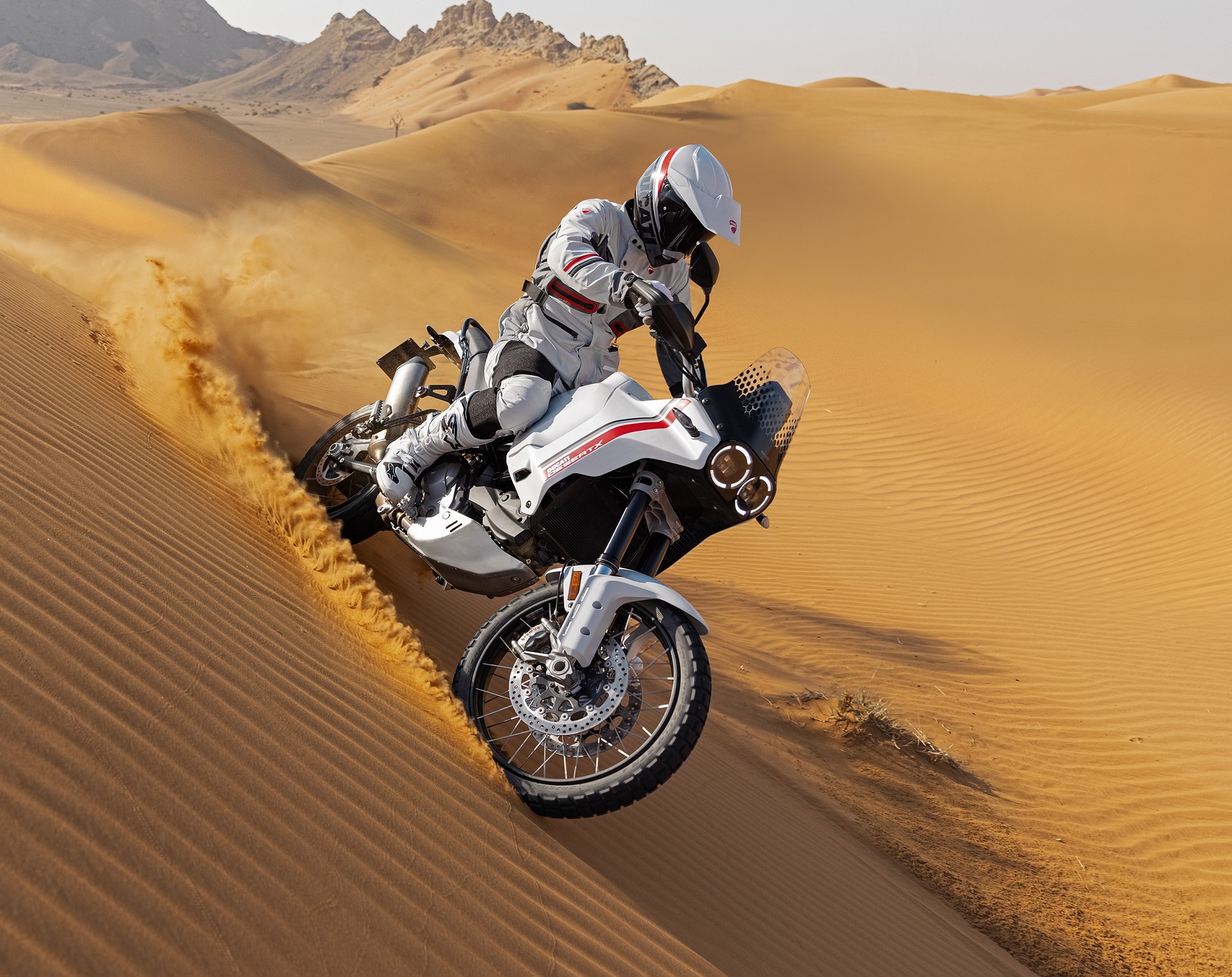 My22 Ducati Desertx 95 Uc356402 Mid