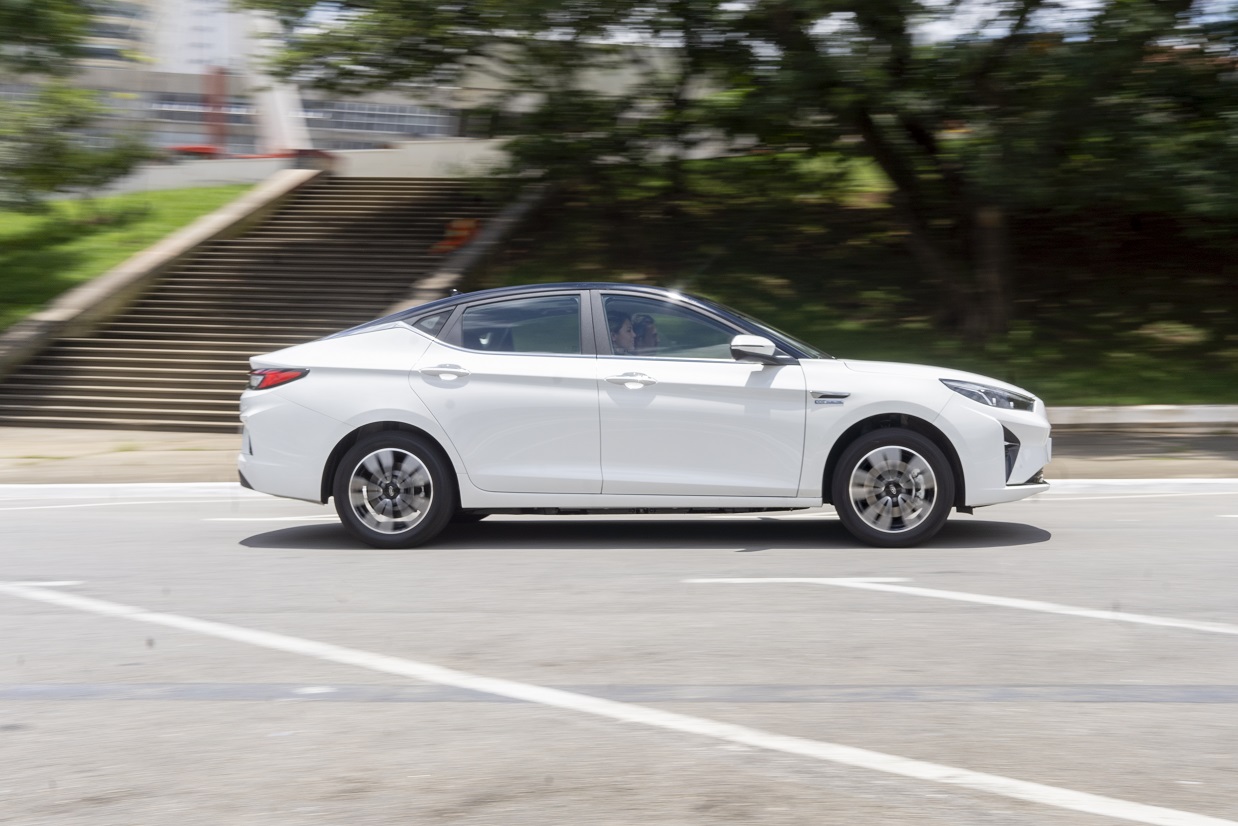 JAC E J7 cumpre o 0 a 100 km/h em 5,9 segundos, tempo melhor que BMW Série 3, Mercedes-Benz Classe C