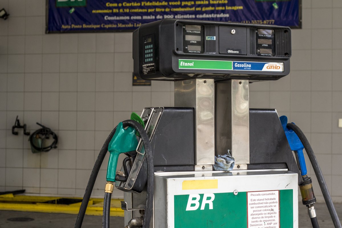 Bomba Combustivel Posto Gasolina Etanol Br Petrobras Shutterstock