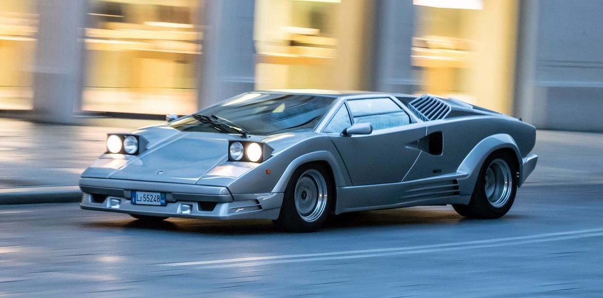  Lamborghini Countach foi um dos modelos icônicos que utilizou faróis escamoteáveis