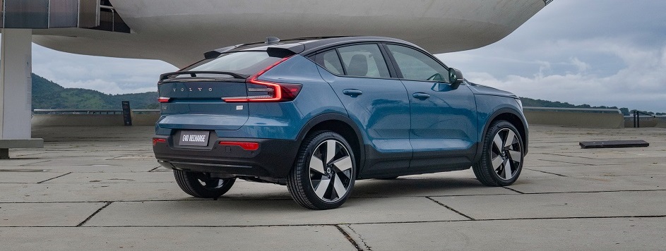  Chama a atenção o fato de o Volvo C40 ser equipado com aerofólio e spoiler