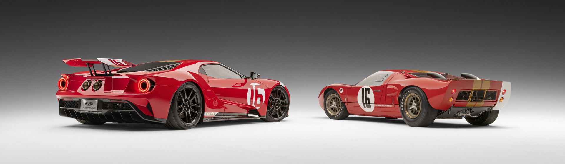  Série especial do Ford GT tem carroceria de fibra de carbono pintada nas cores do AM GT-1