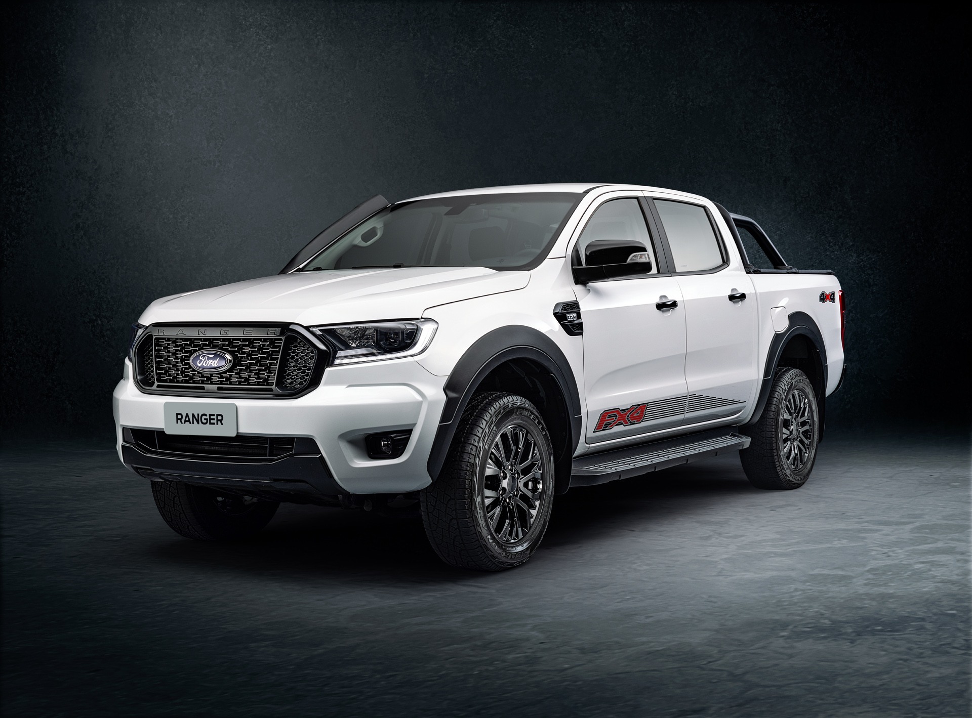 Ford Ranger chega à linha 2023 com nova versão FX4