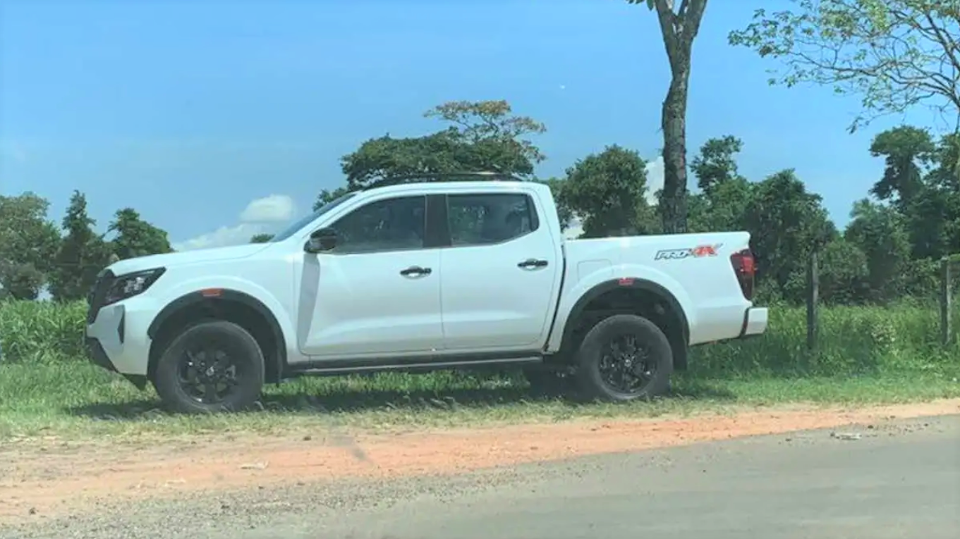  Nova Nissan Frontier PRO-4X flagrada no interior de São Paulo