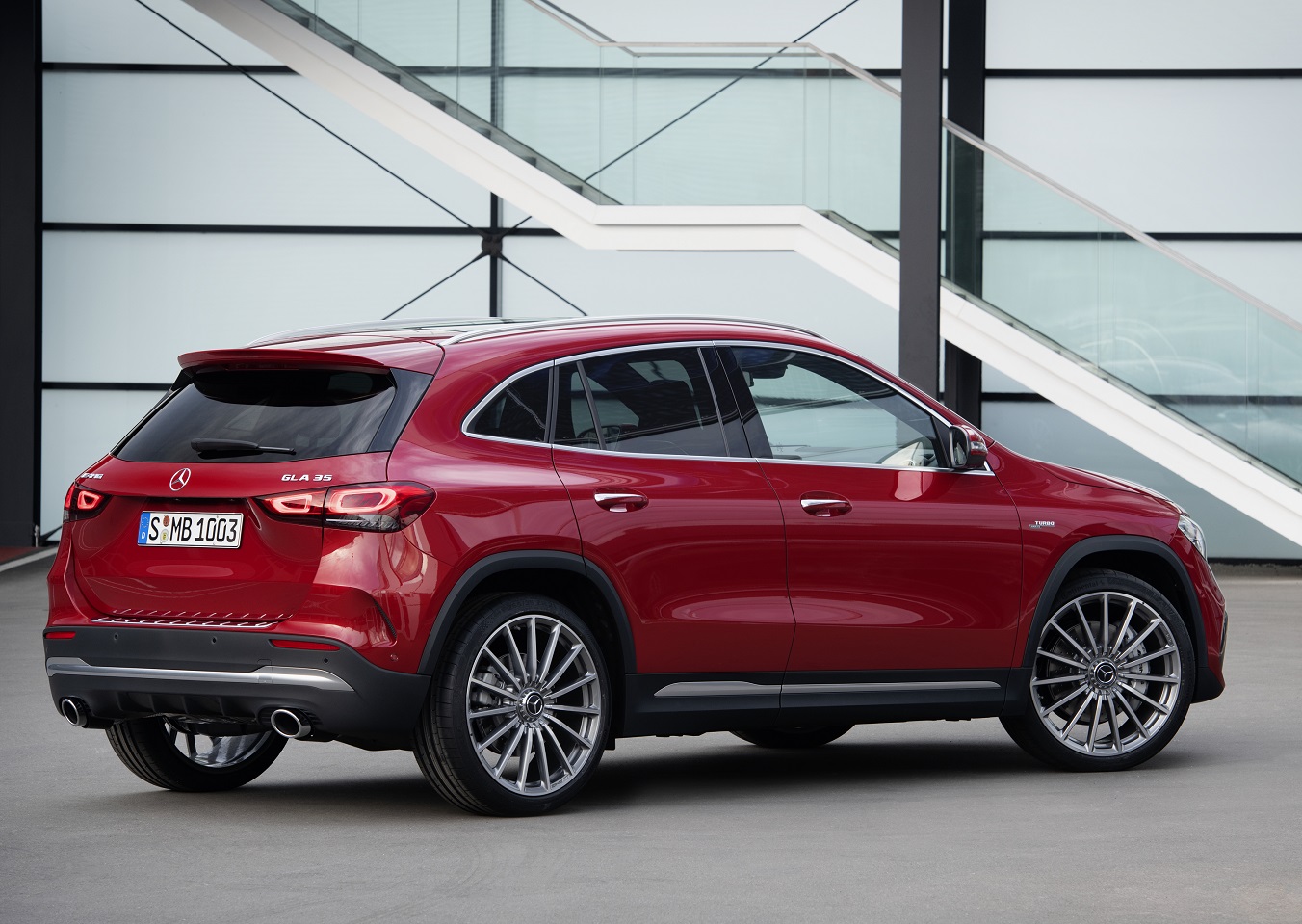 Verkaufsstart Für Die Neuen Mercedes Amg Gla Modelle: Kompakte Performance Suv Jetzt Bestellbar Sales Release For The New Mercedes Amg Gla Models: Compact Performance Suv Now Available To Order