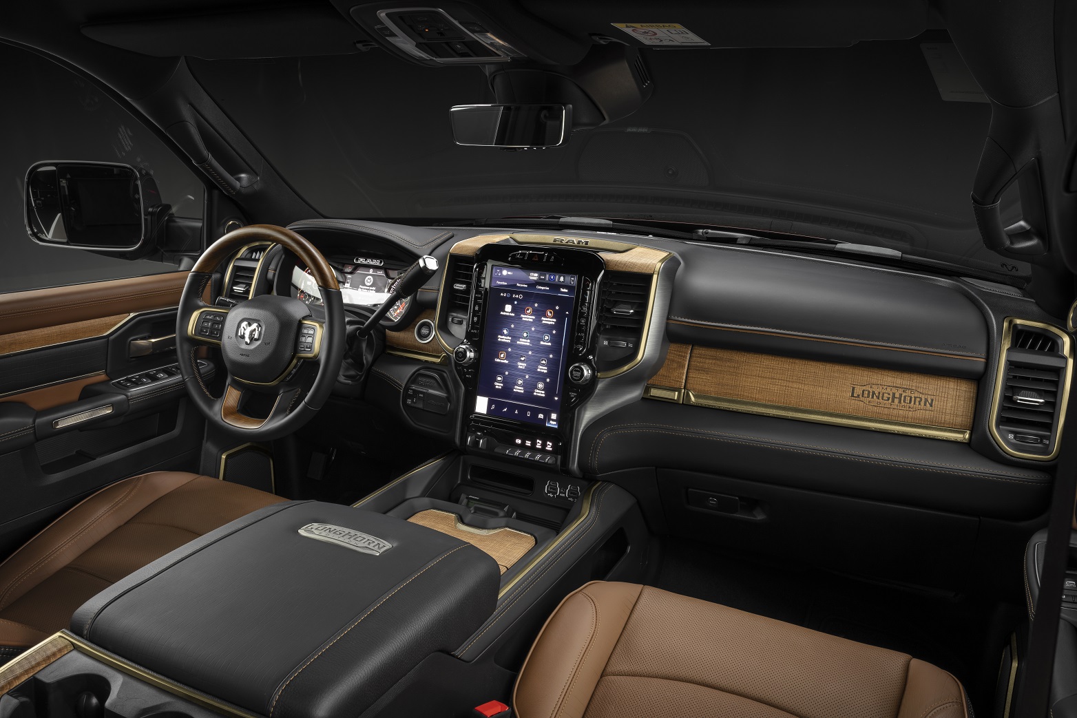  Central multimídia tem tela de 12 polegadas posicionada na vertical. Painel com detalhes de madeira