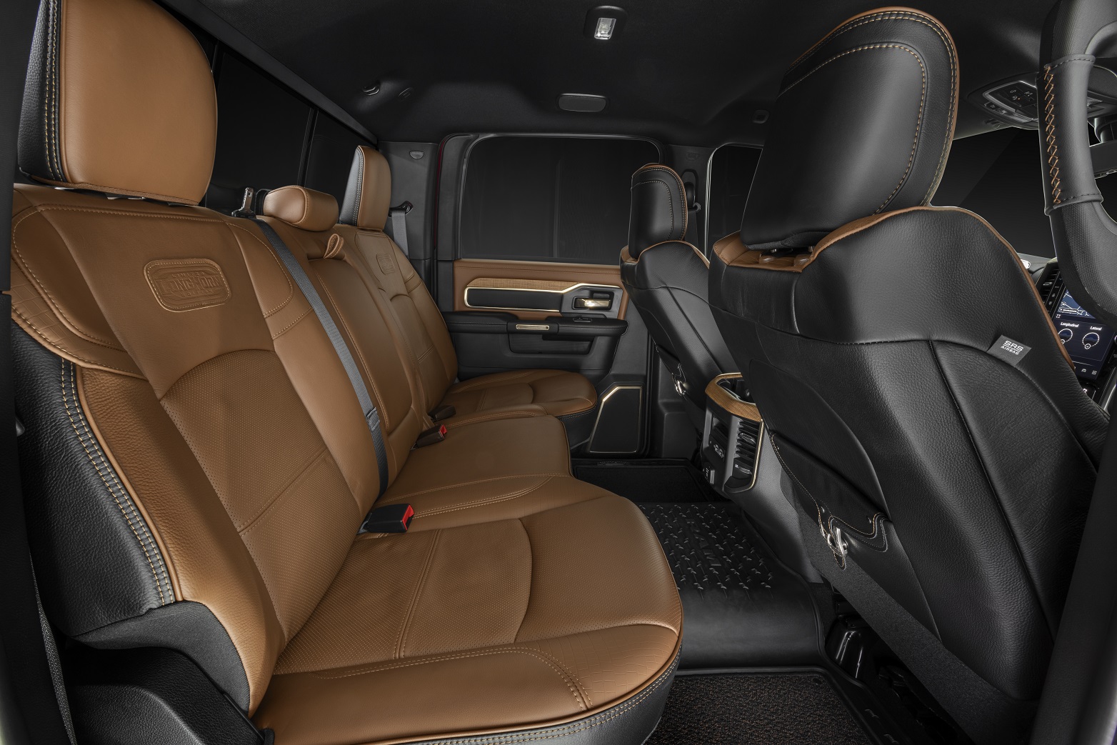  Bancos de couro são um dos elementos que dá ar de luxuosidade à RAM 3500