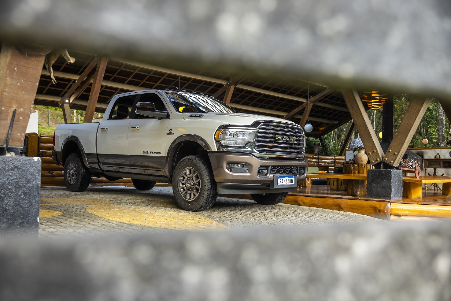  RAM 3500 tem caçamba de 1.628 litros que leva até 1.752 kg. E capacidade de reboque é de 9.021 kg