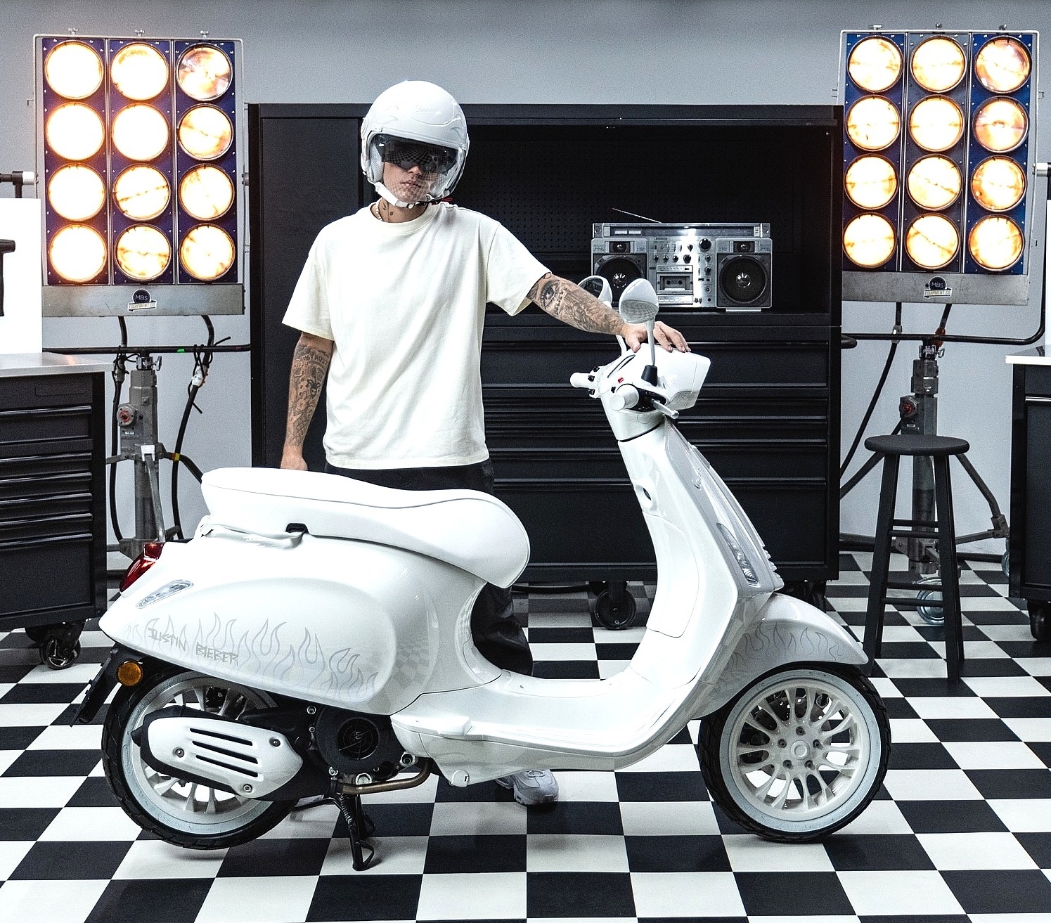 Piagio Vespa Justin Bieber (3)
