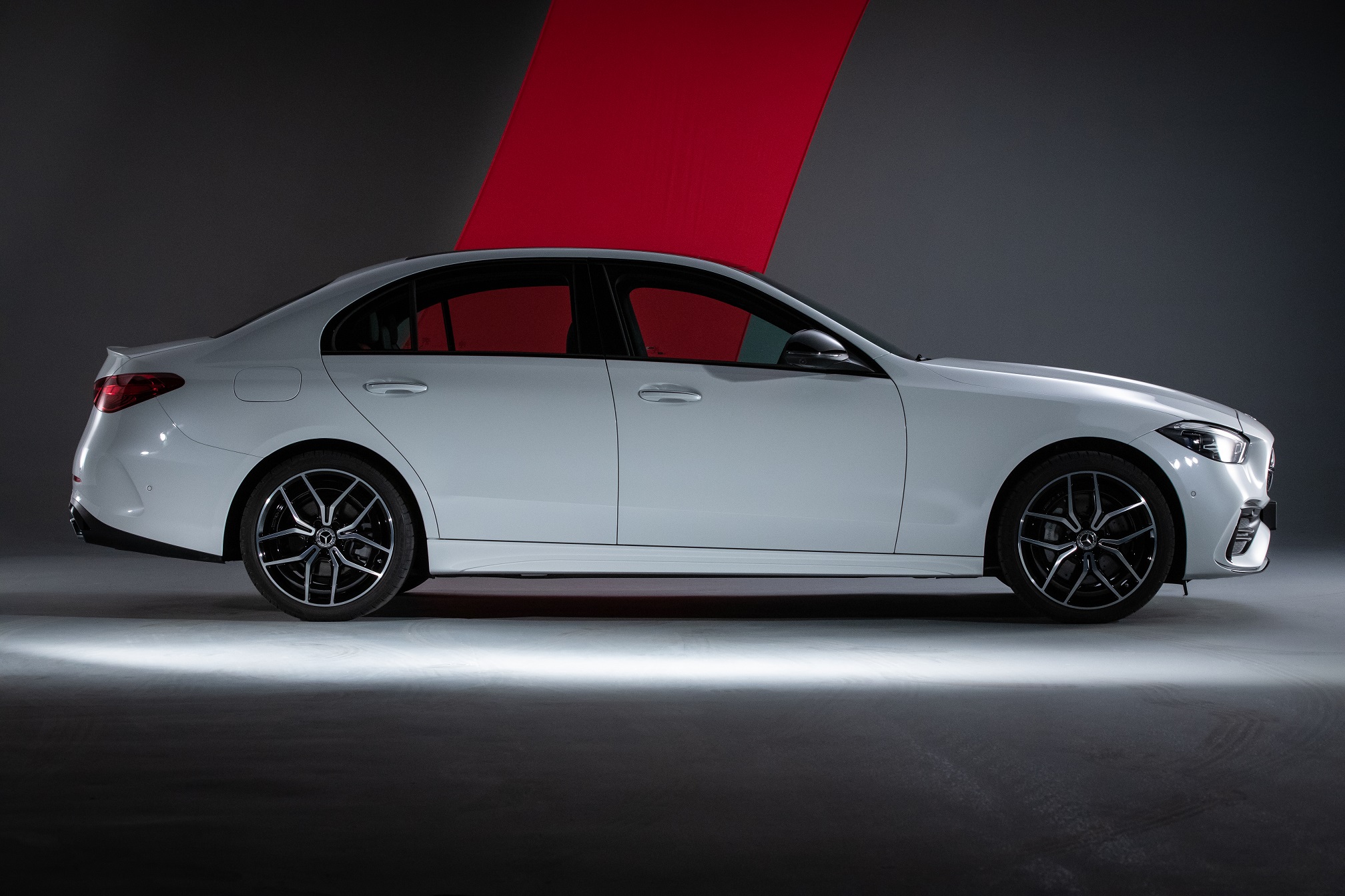  Modelos híbridos (HEVs), como o Mercedes-Benz C300, impulsionam o segmento