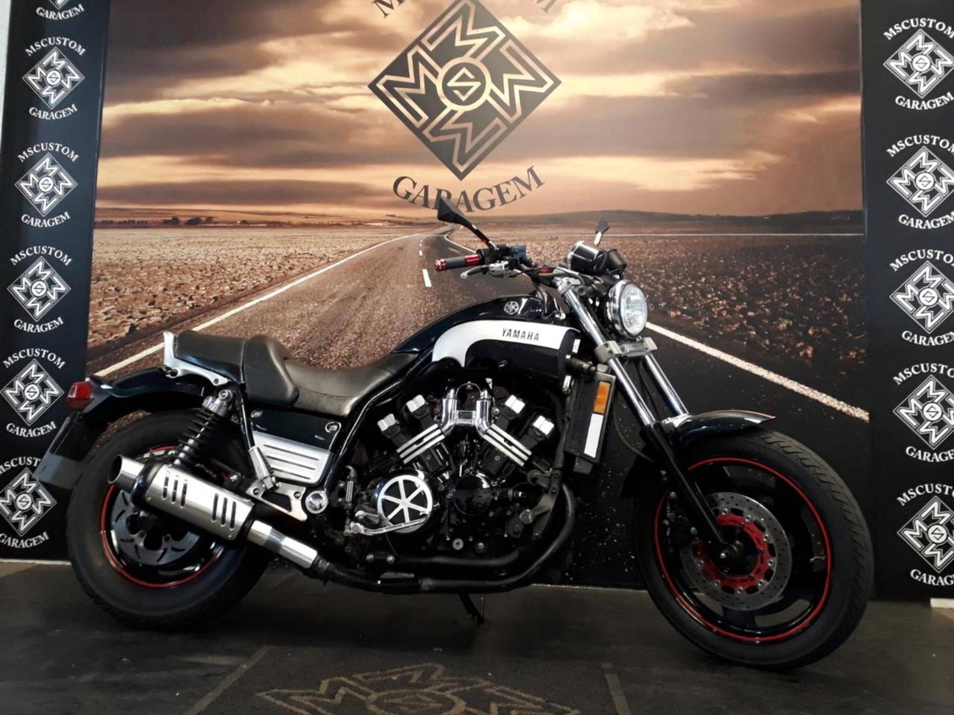 Yamaha V Max 1.200 moto