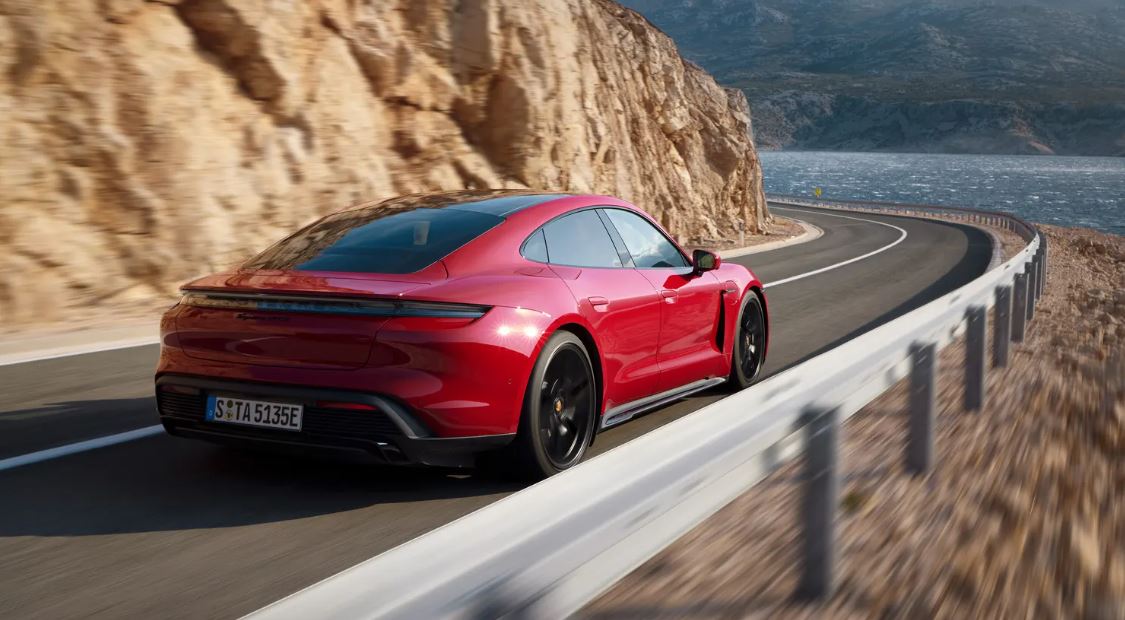  Porsche Taycan aparece três vezes na lista, com autonomias que variam de acordo com a versão