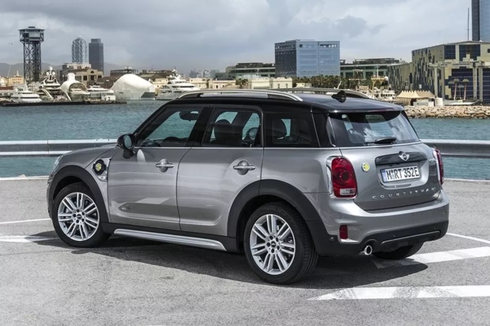 2020 04 17 Mini Countryman S E Traseira Estatica carros híbridos plug-in