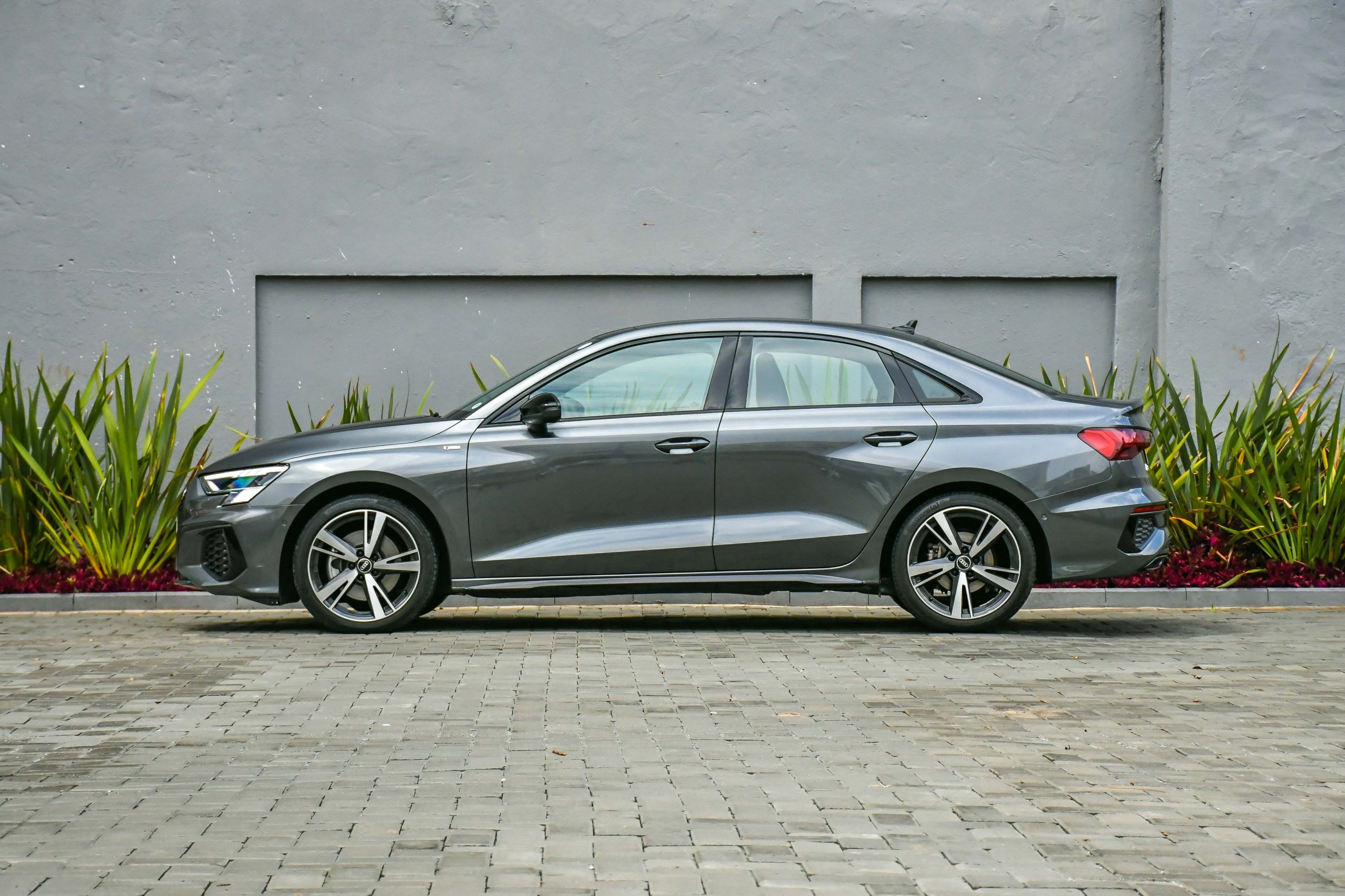  Audi A3 Sedan Performance Black tem 4,34 m de comprimento e 2,63 m de entre-eixos