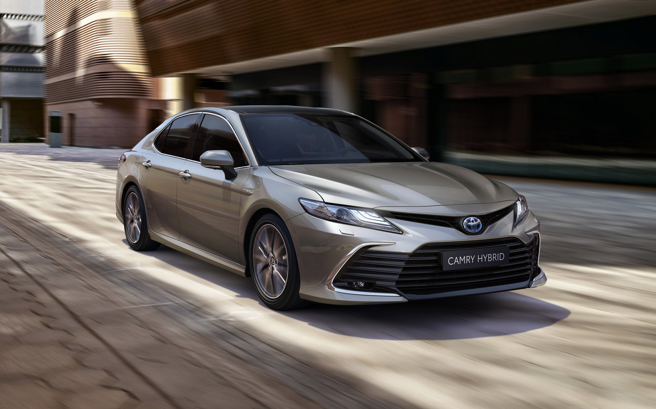 Toyota Camry retorna ao Brasil em versão híbrida