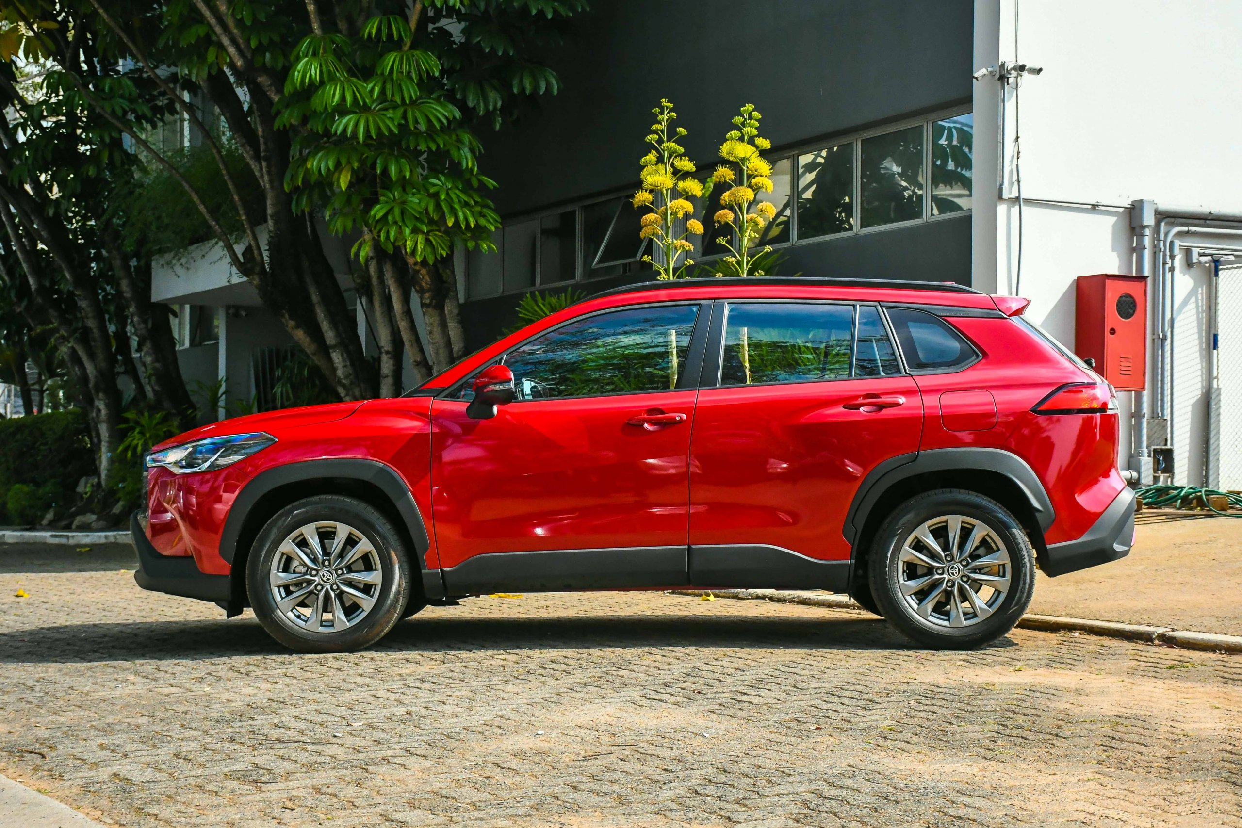  Toyota Corolla Cross é 17 cm mais alto que um Corolla sedã, mas 17 cm mais curto também