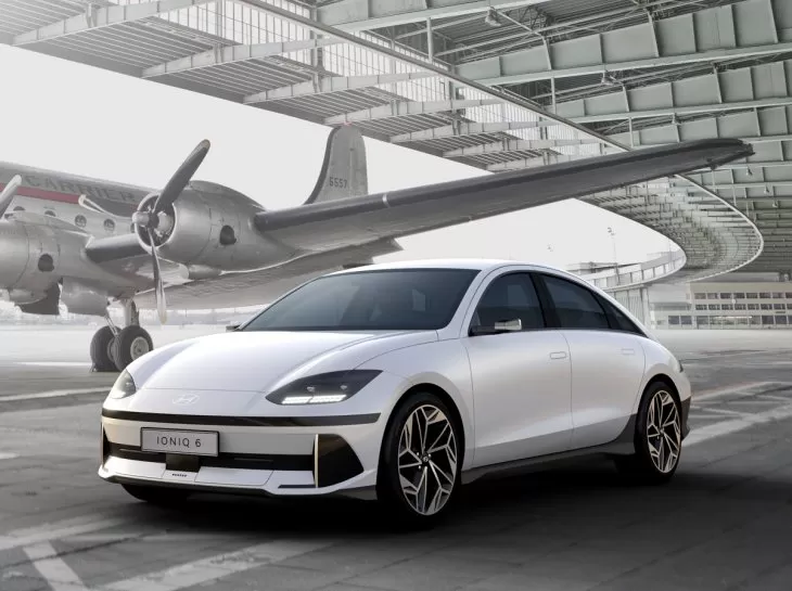 Hyundai comemora sucesso do Ioniq 6 dentro de casa