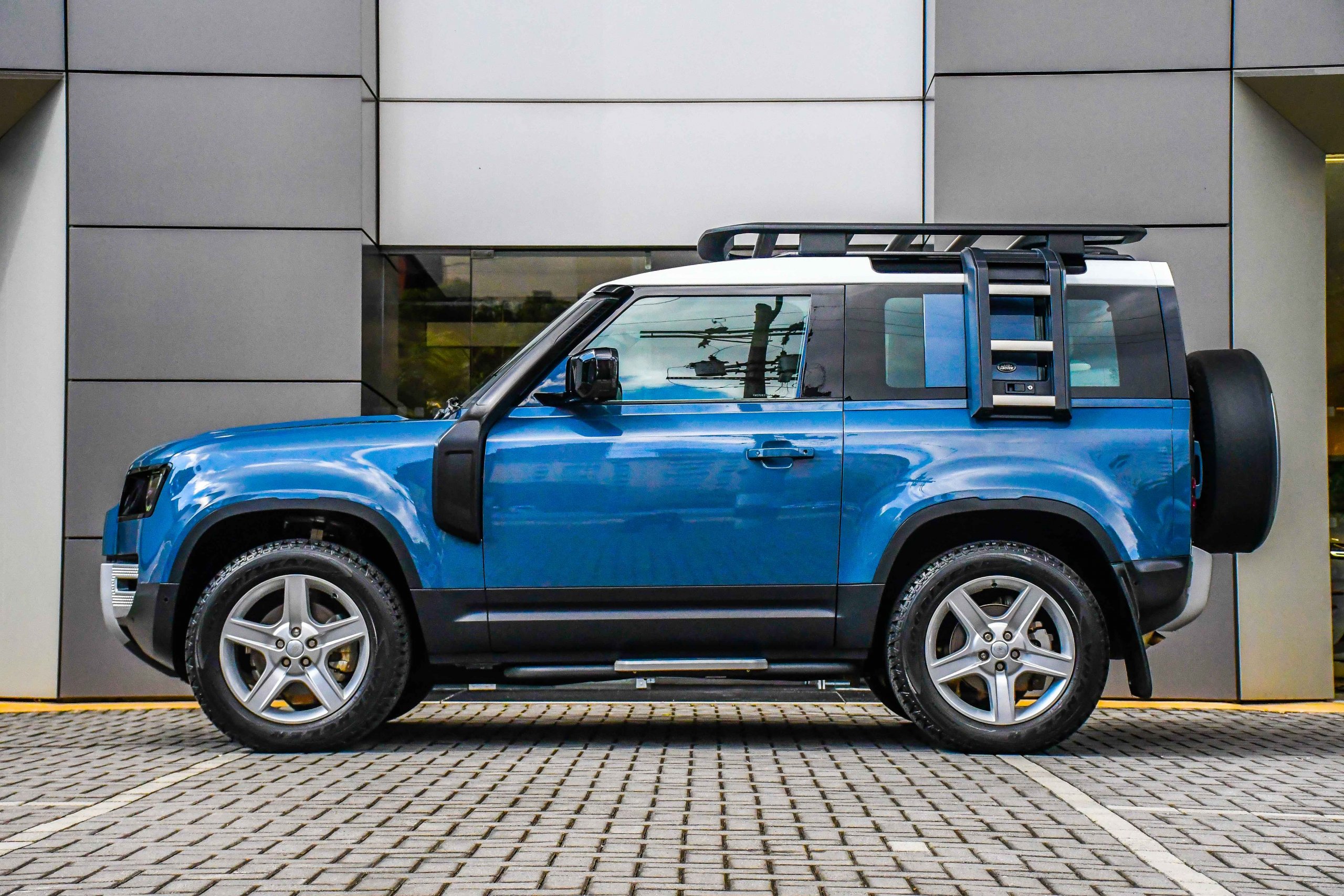 Land Rover Defender 90 Se P300 (1)