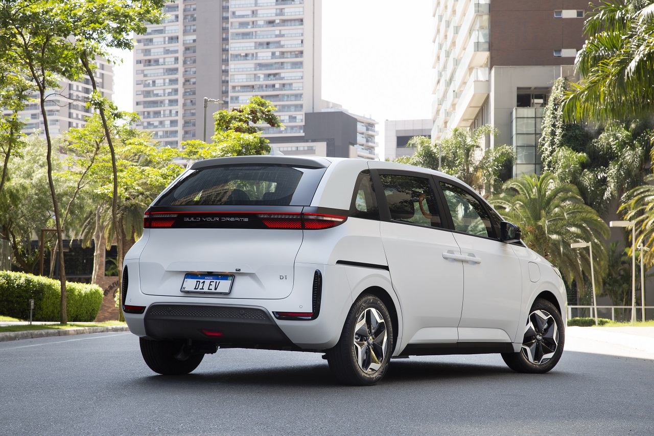 BYD lança minivan elétrica D1 EV no Brasil